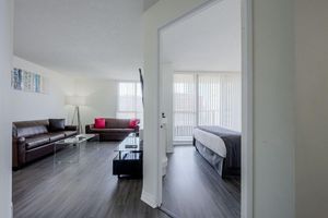 Alquiler Vacacional - MASSIVE 2Bed 2Bath Bay St. Condo w. 2 Balconies / Patios & FREE Parking SLEEPS 7