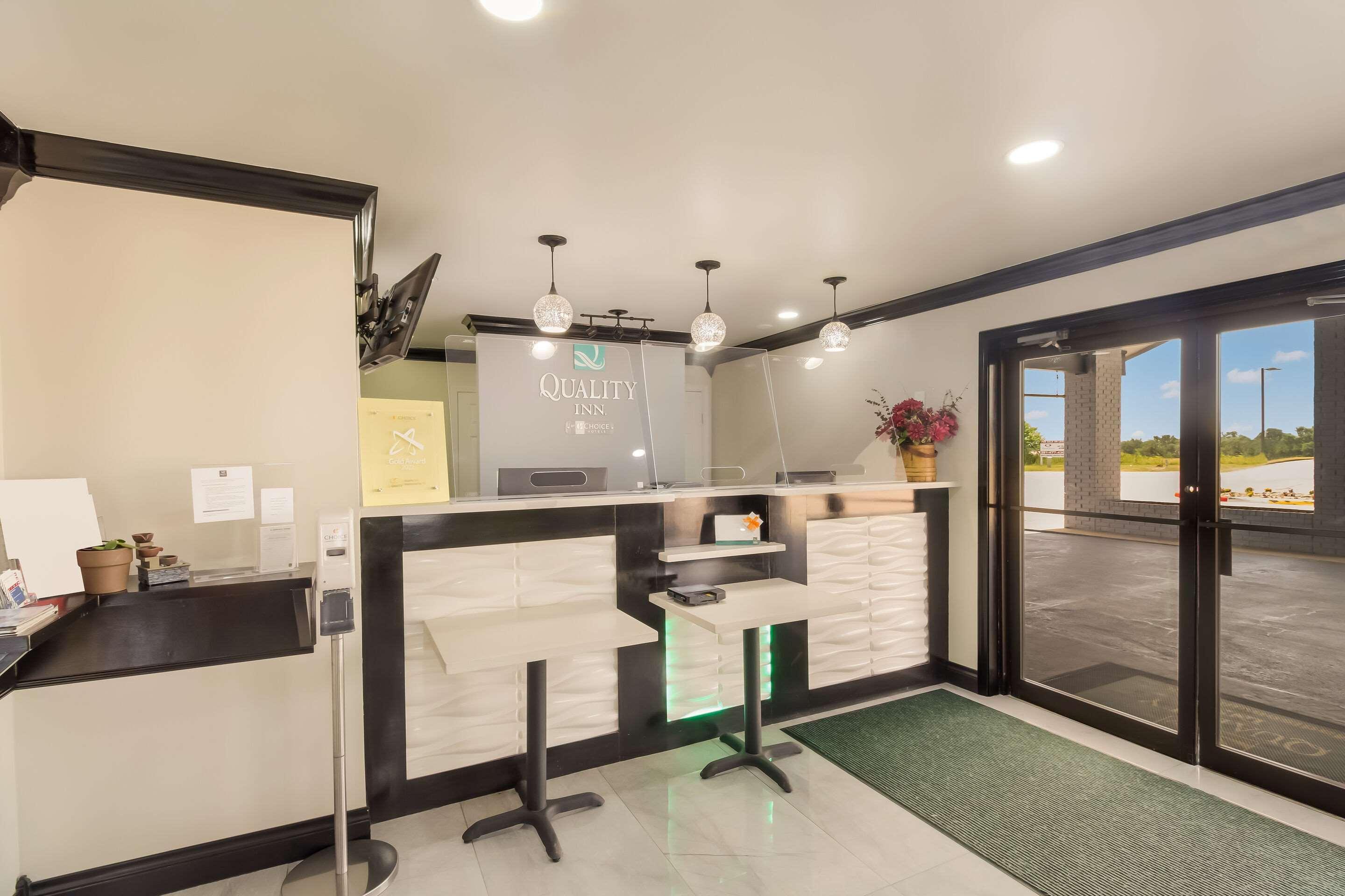 Vista Lobby Quality Inn Madisonville