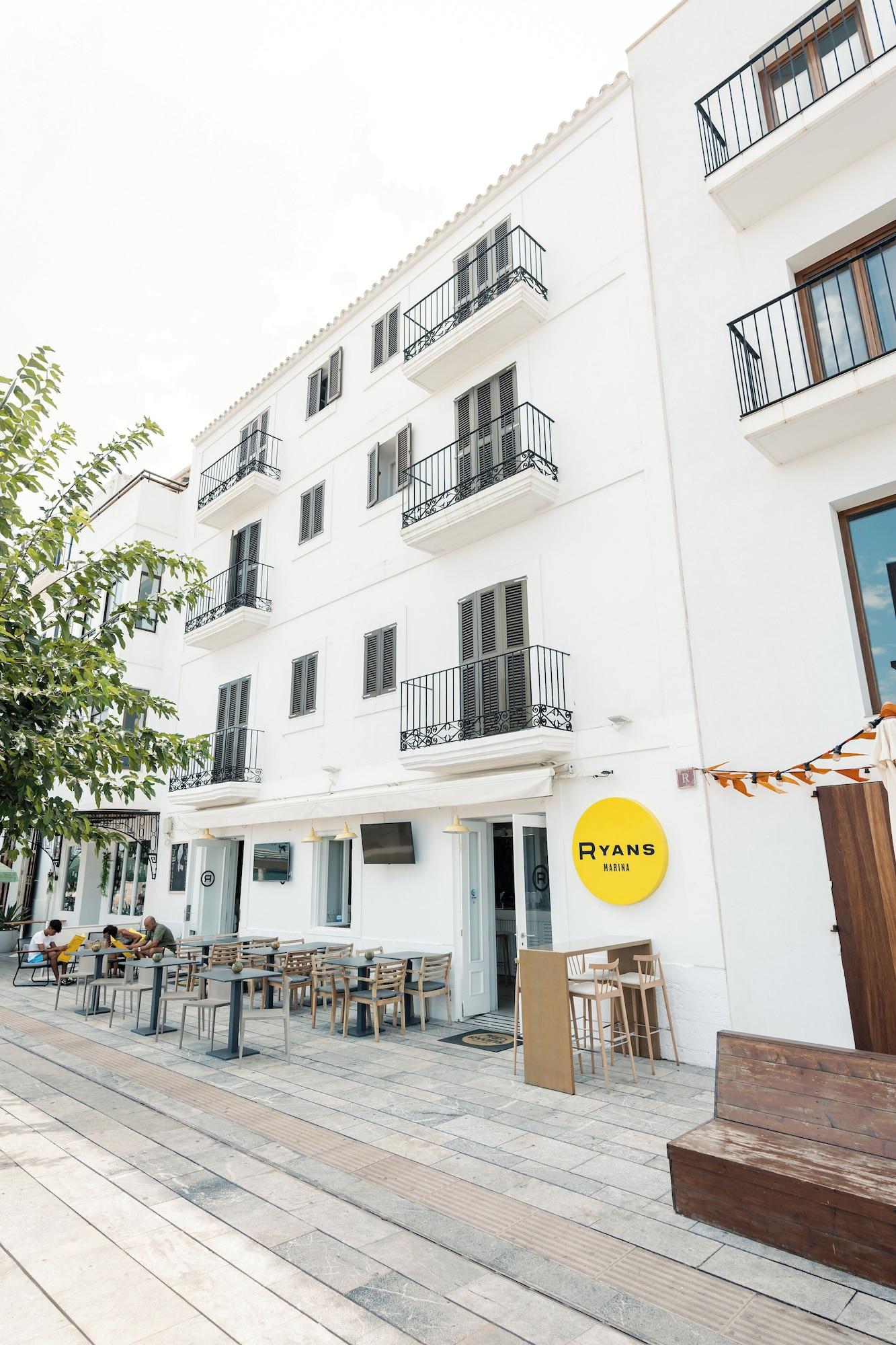 Vista Exterior Ryans La Marina