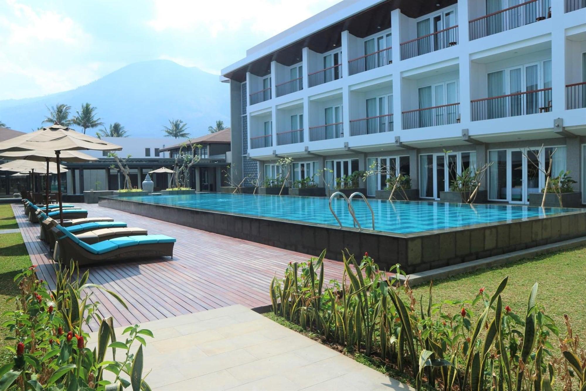 Vista Piscina Santika Premiere Hotel Garut