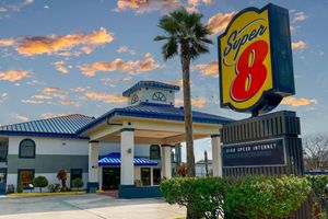 Alojamiento - Super 8 by Wyndham Sealy