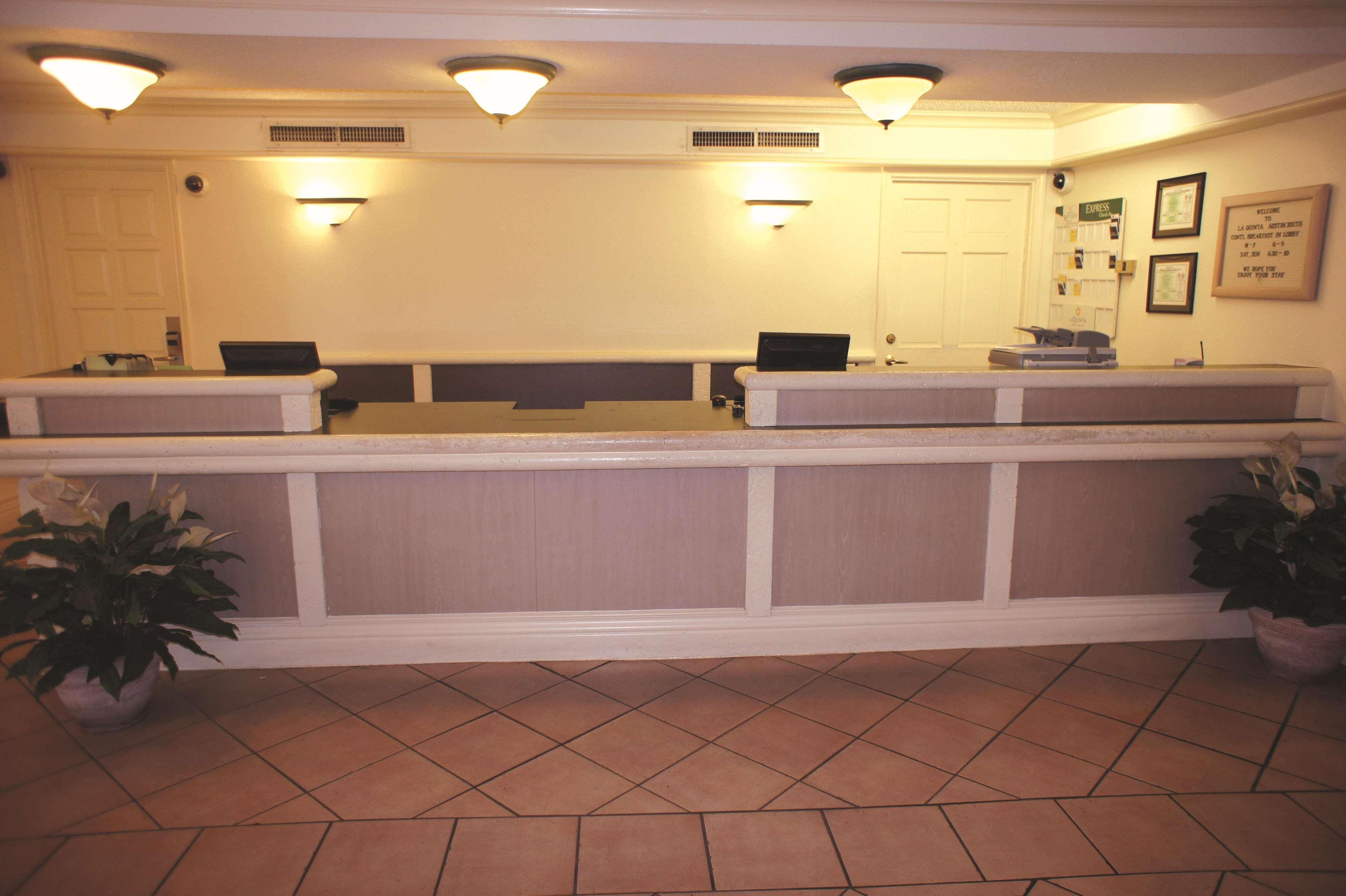 Vista Lobby Super 8 by Wyndham Austin South / I-35