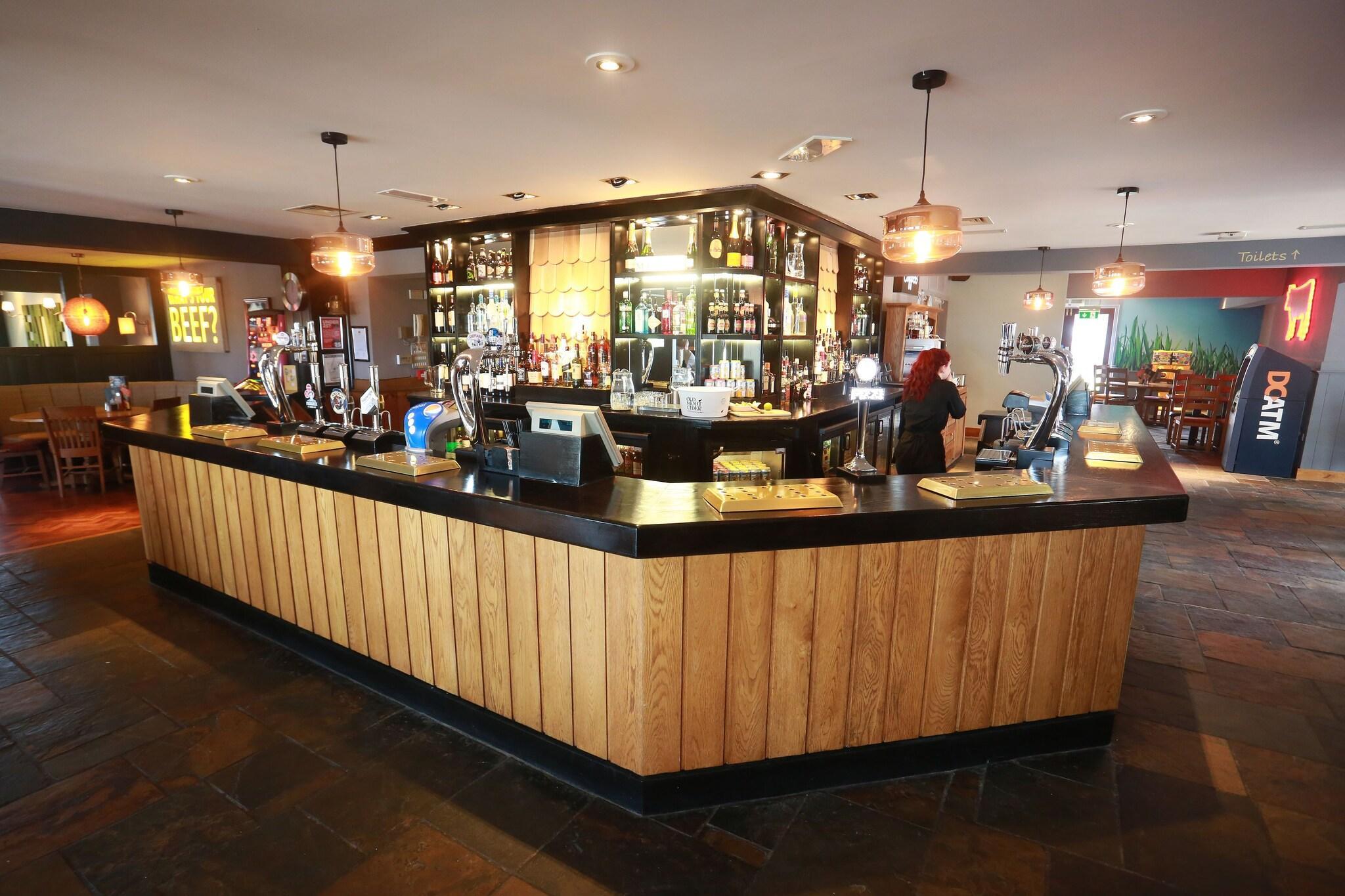 Bar/Salón Willows, Blackburn by Marston's Inn