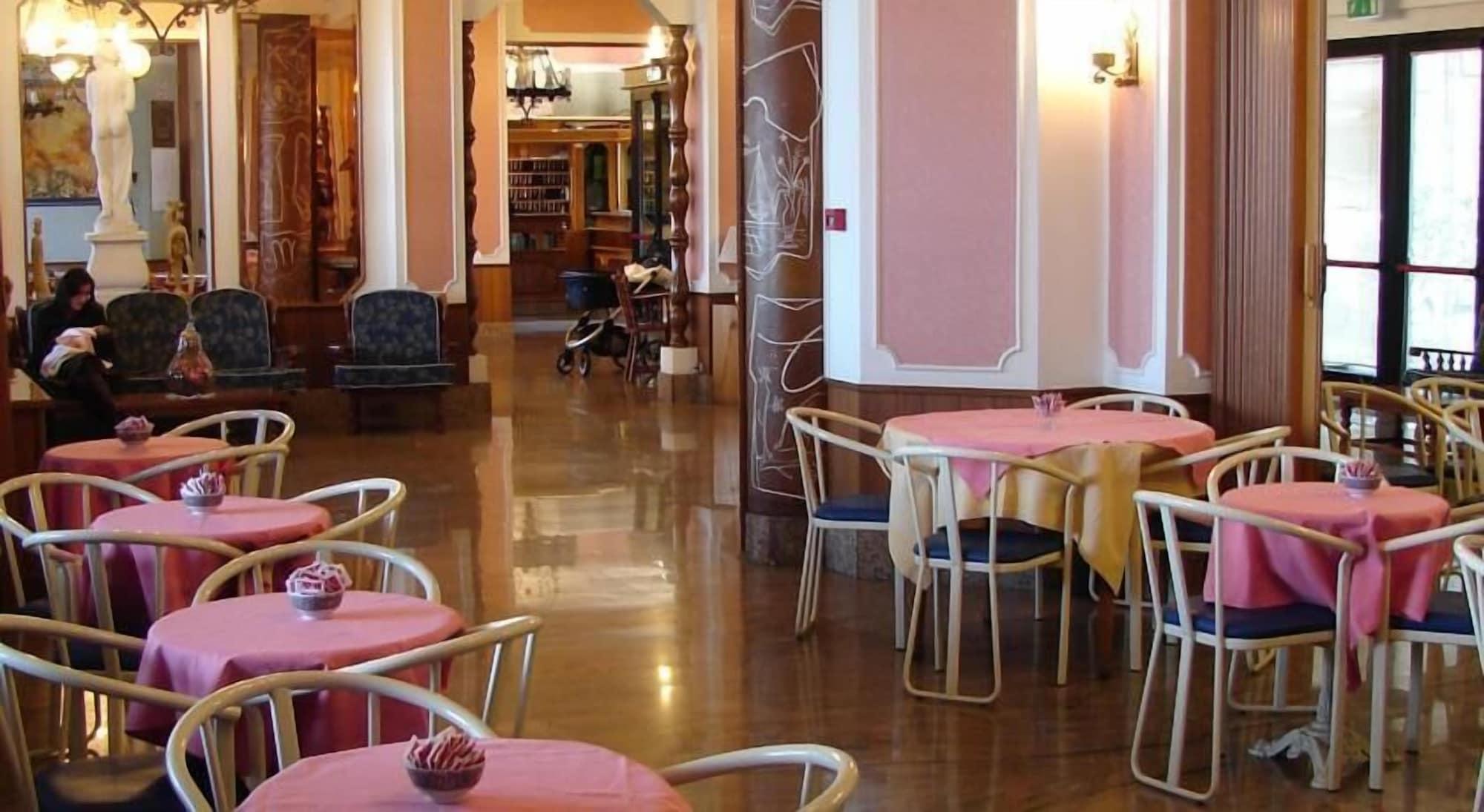 Bar/Salón Tourist Hotel