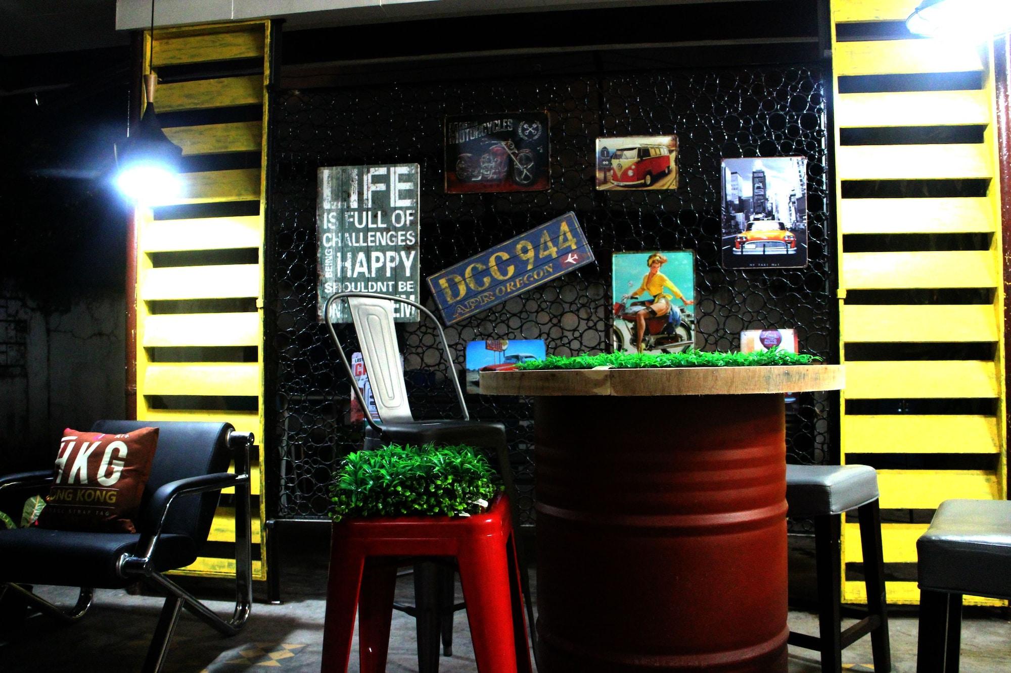Varios Food District Hostel Cebu Central