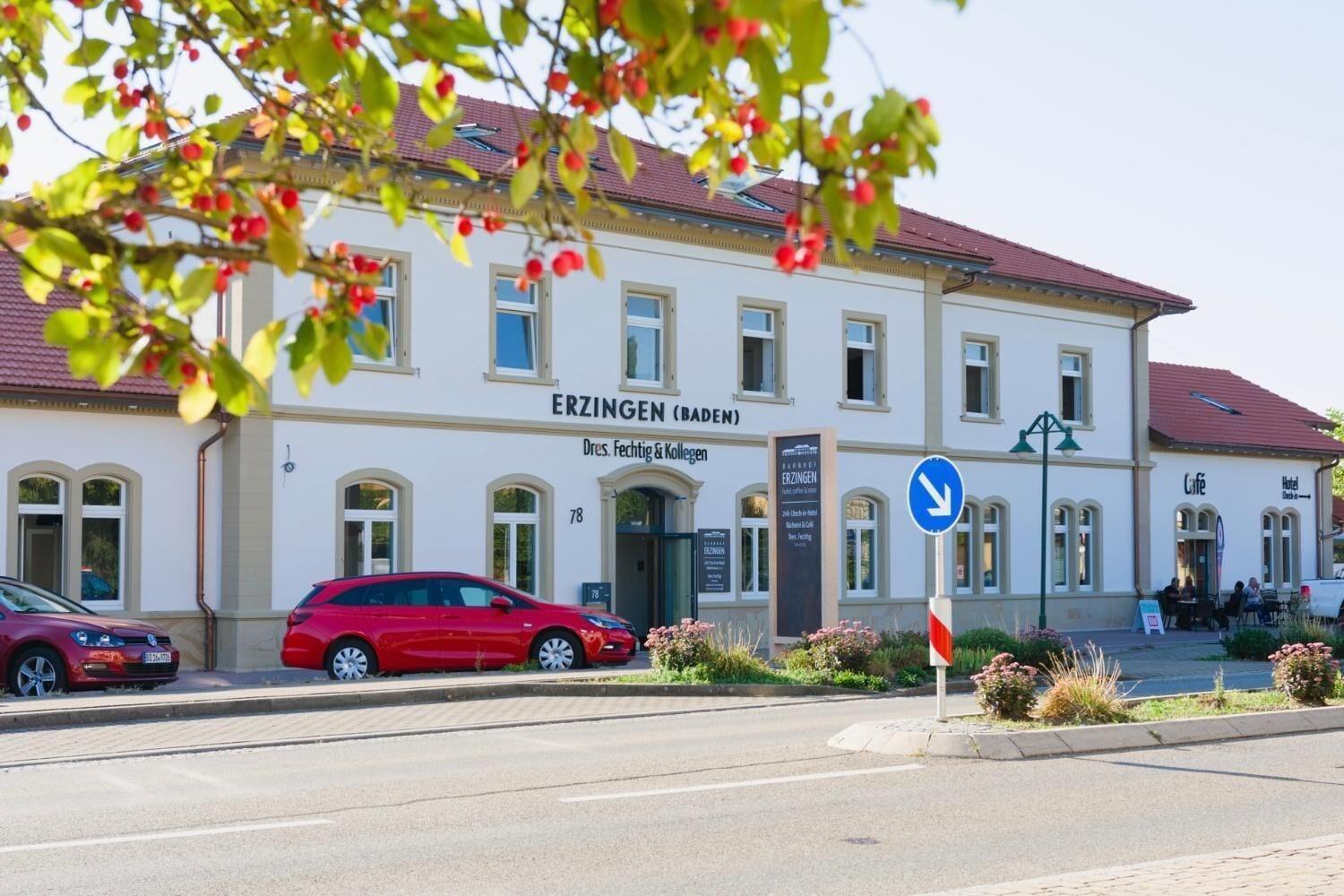 Vista Exterior Bahnhof ERZINGEN hotel coffee  & more