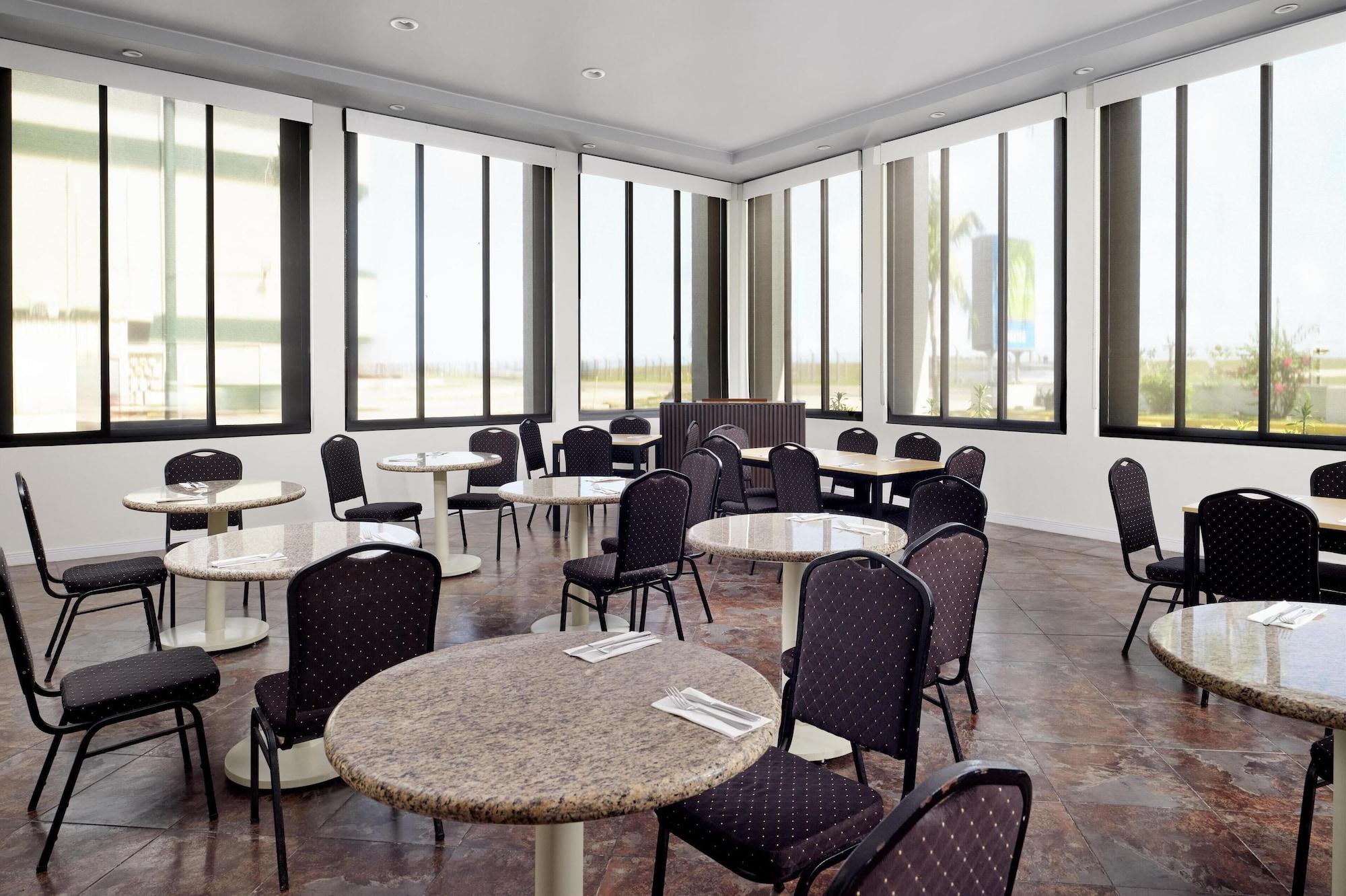 Restaurant SureStay Hotel by Best Western Guam Airport South