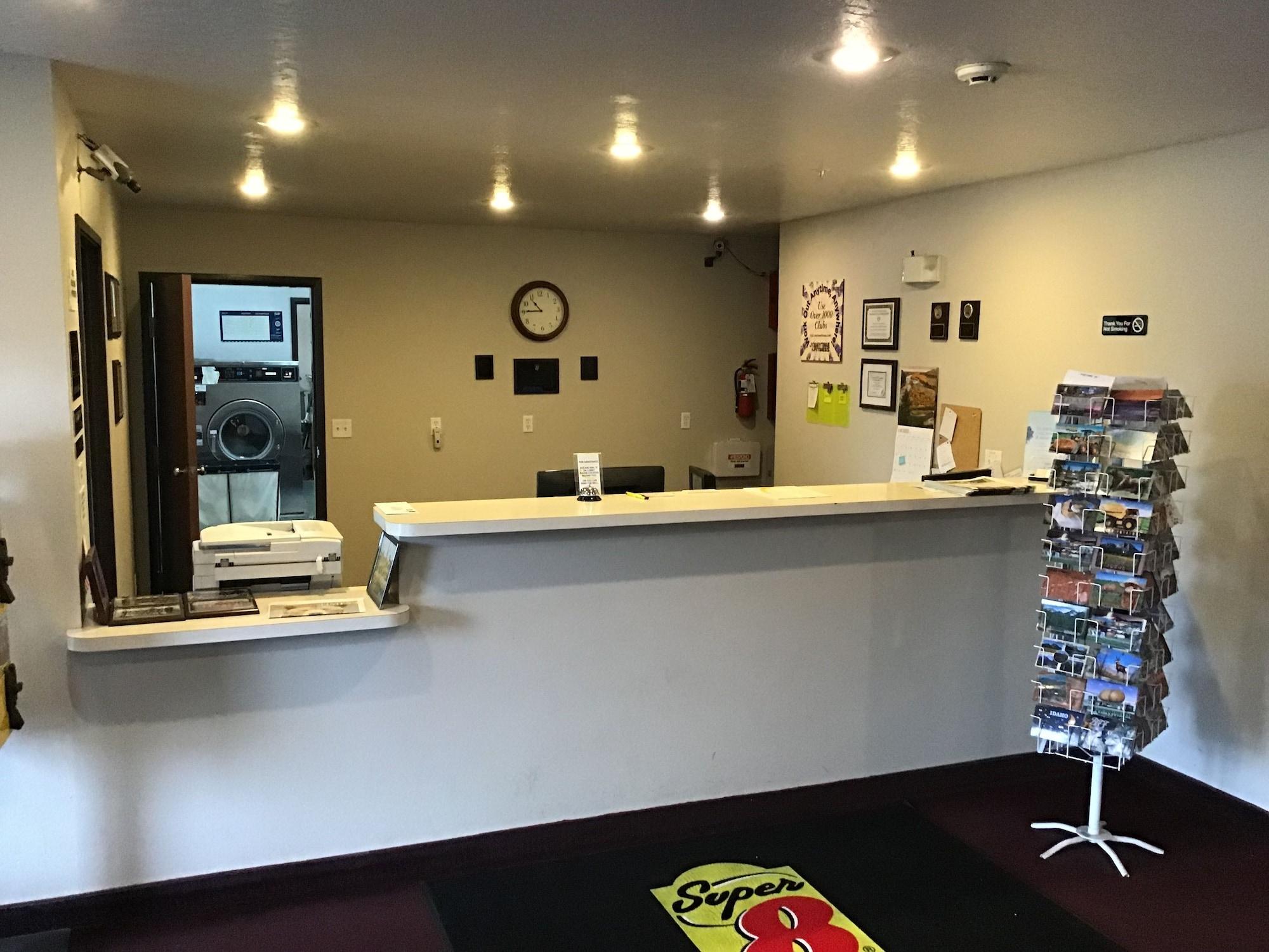 Vista Lobby Super 8 by Wyndham Blackfoot