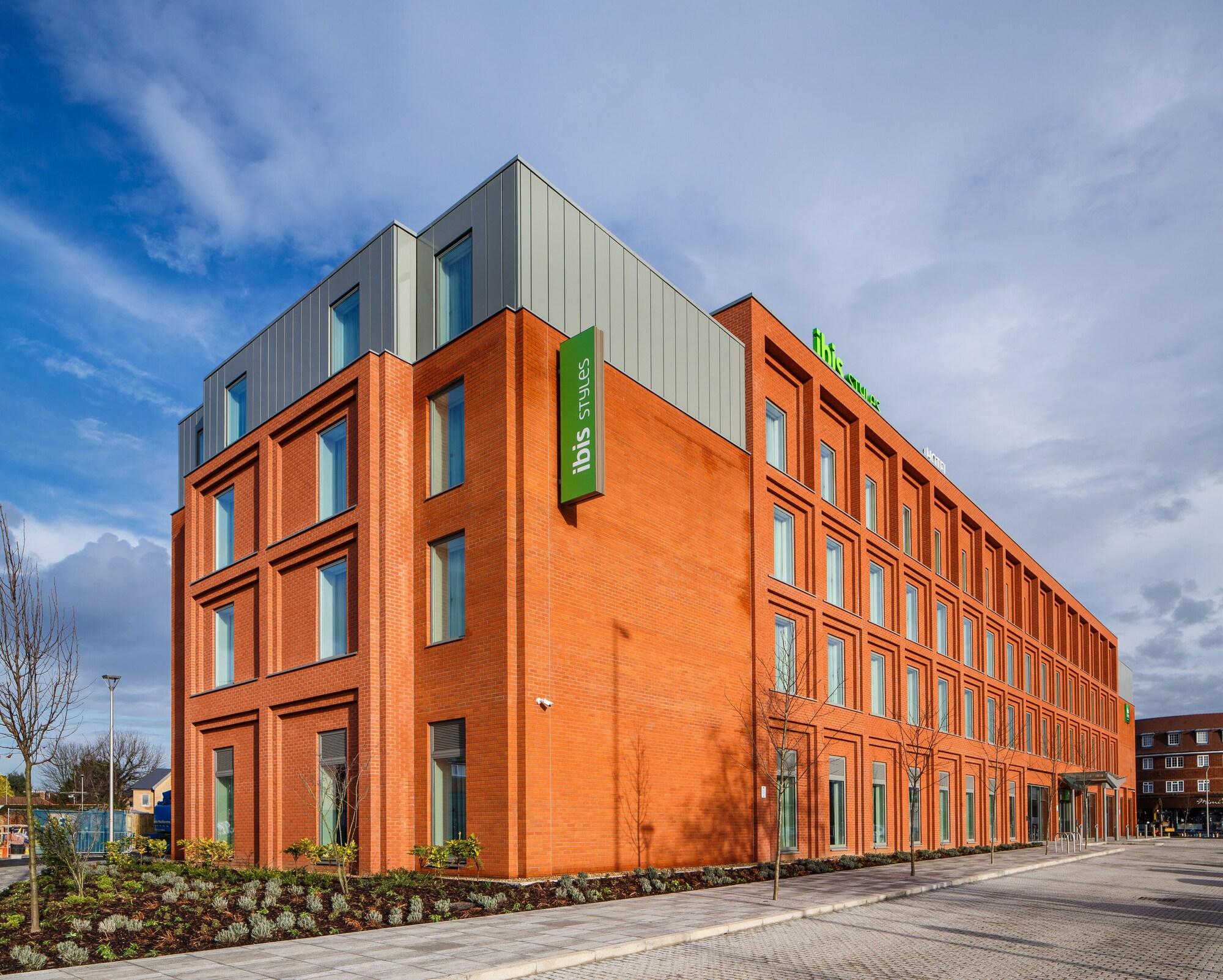 Vista Exterior Ibis Styles London Heathrow East