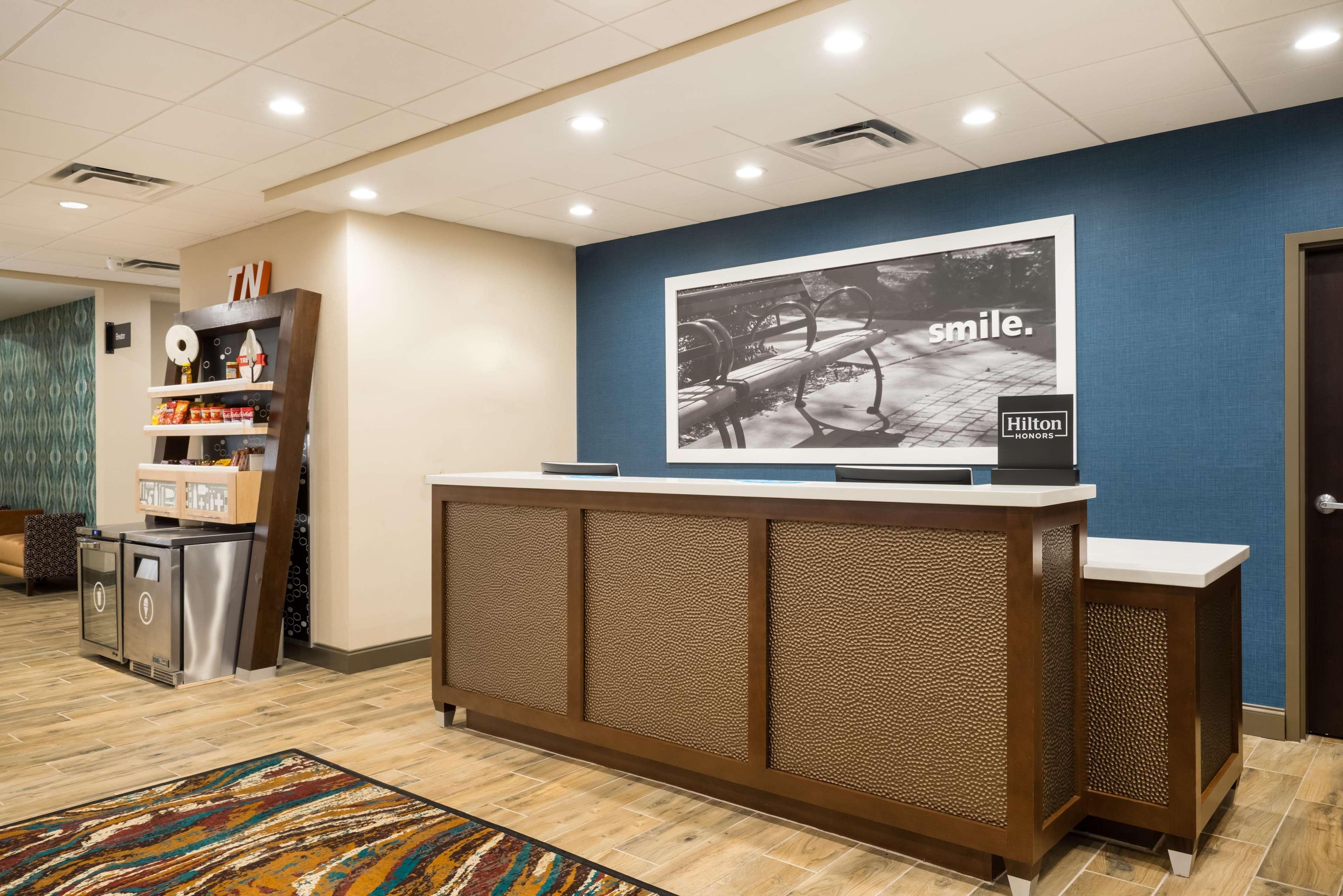 Vista Lobby Hampton Inn Newport