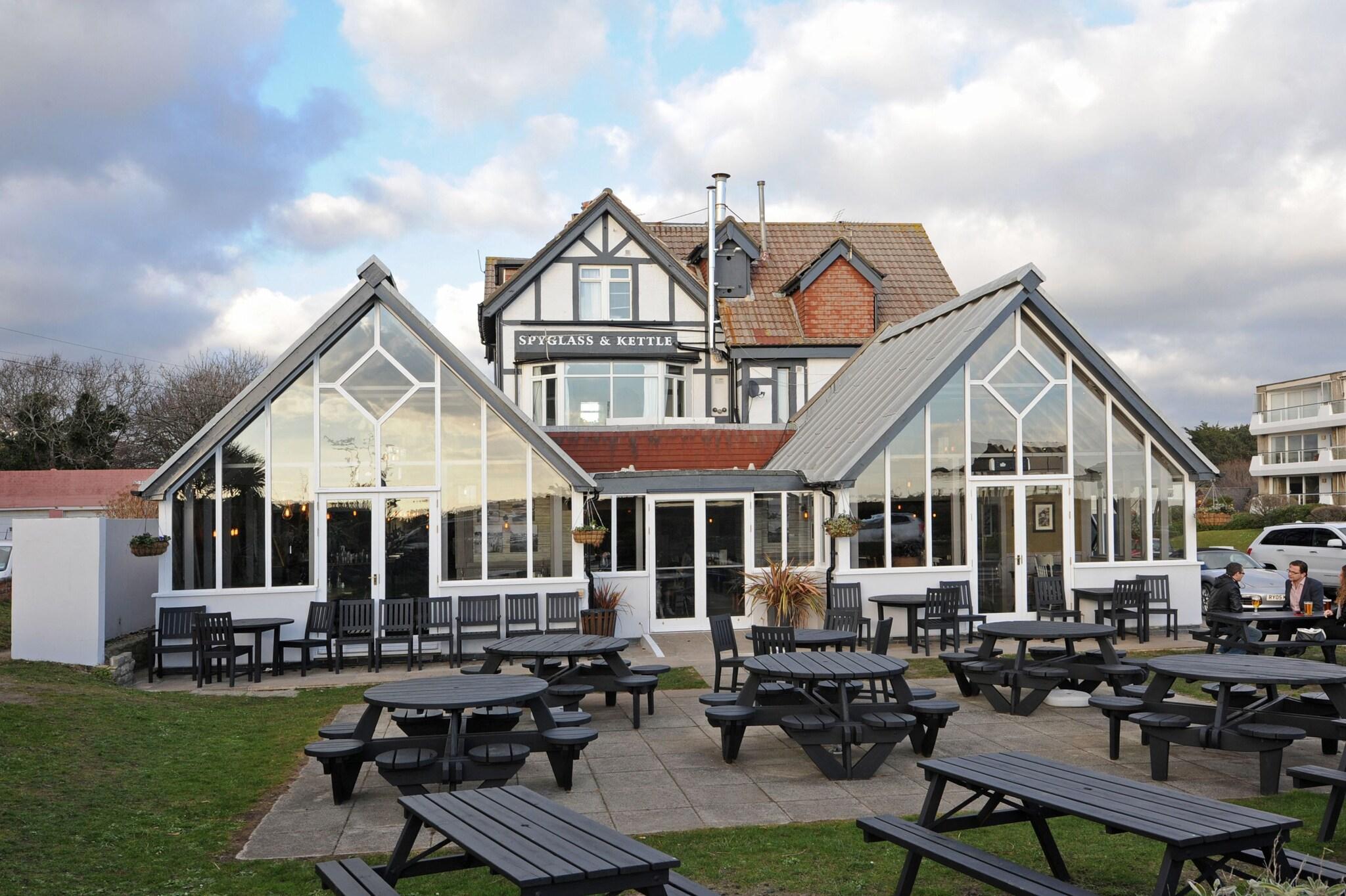 Varios The Spyglass and Kettle By Greene King Inns