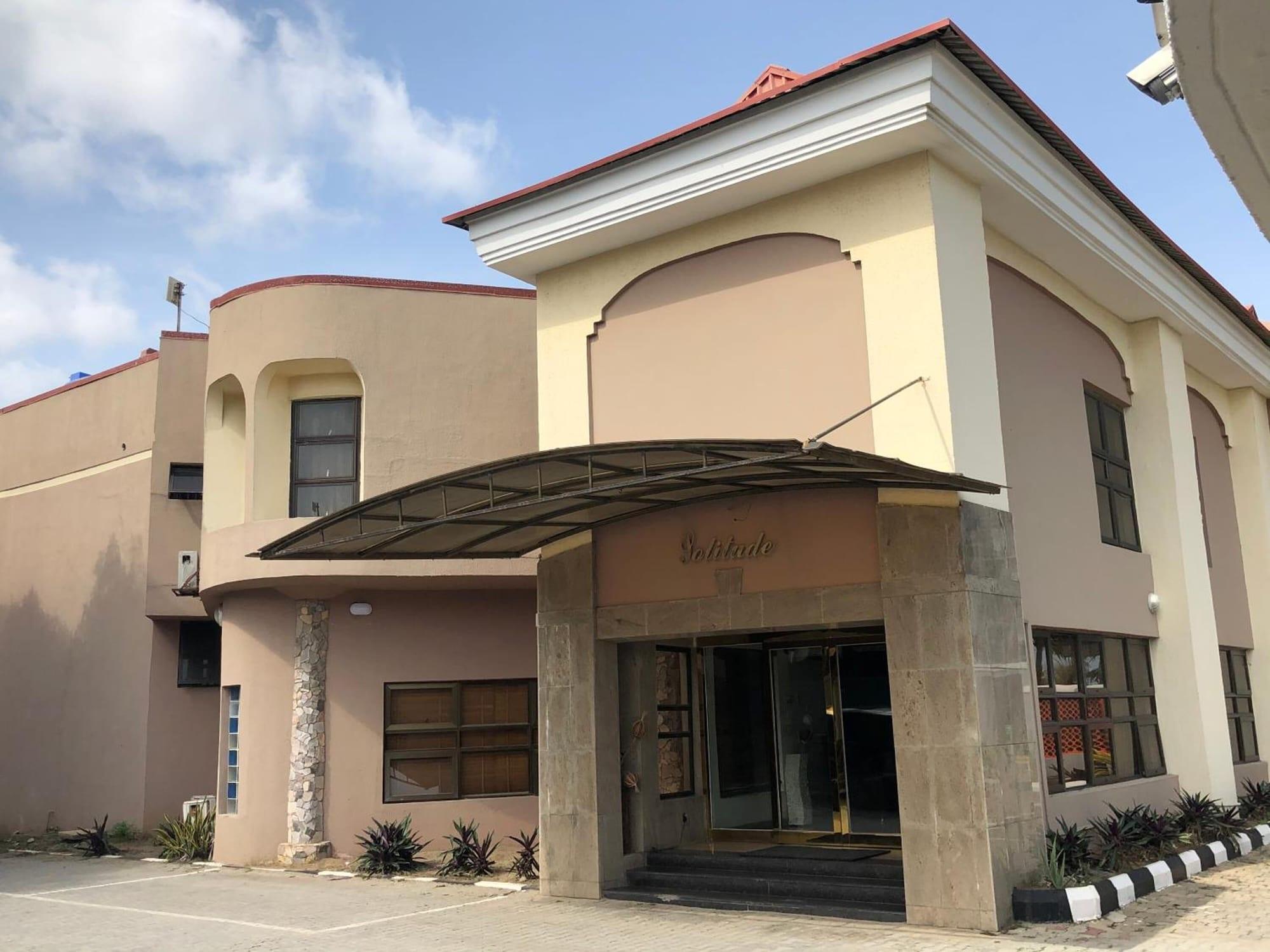 Vista Exterior Solitude Hotel Yaba