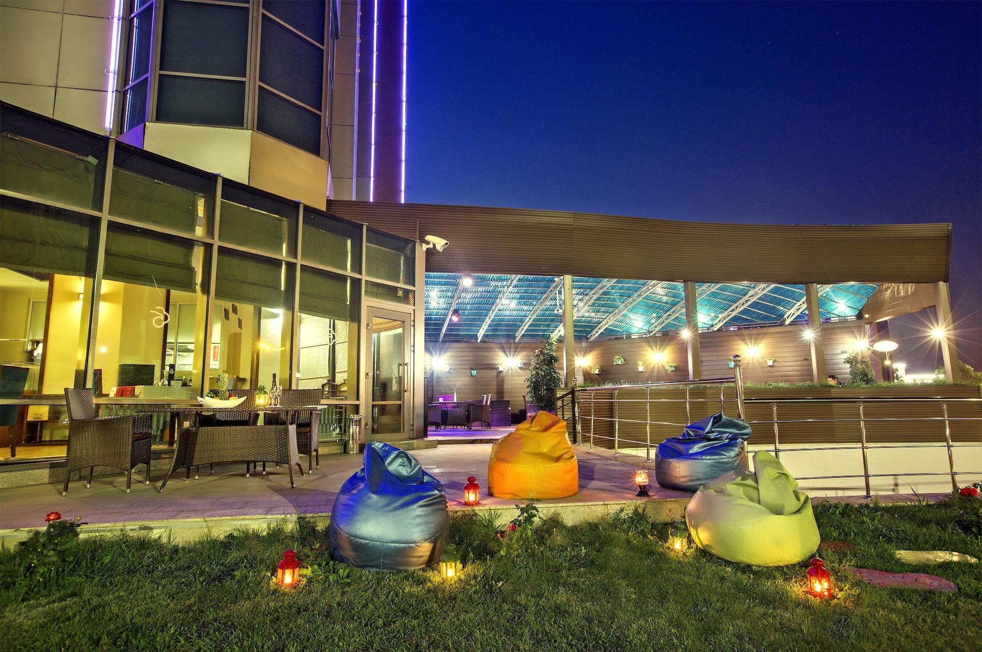 Vista Exterior Dedeman Oskemen Tavros