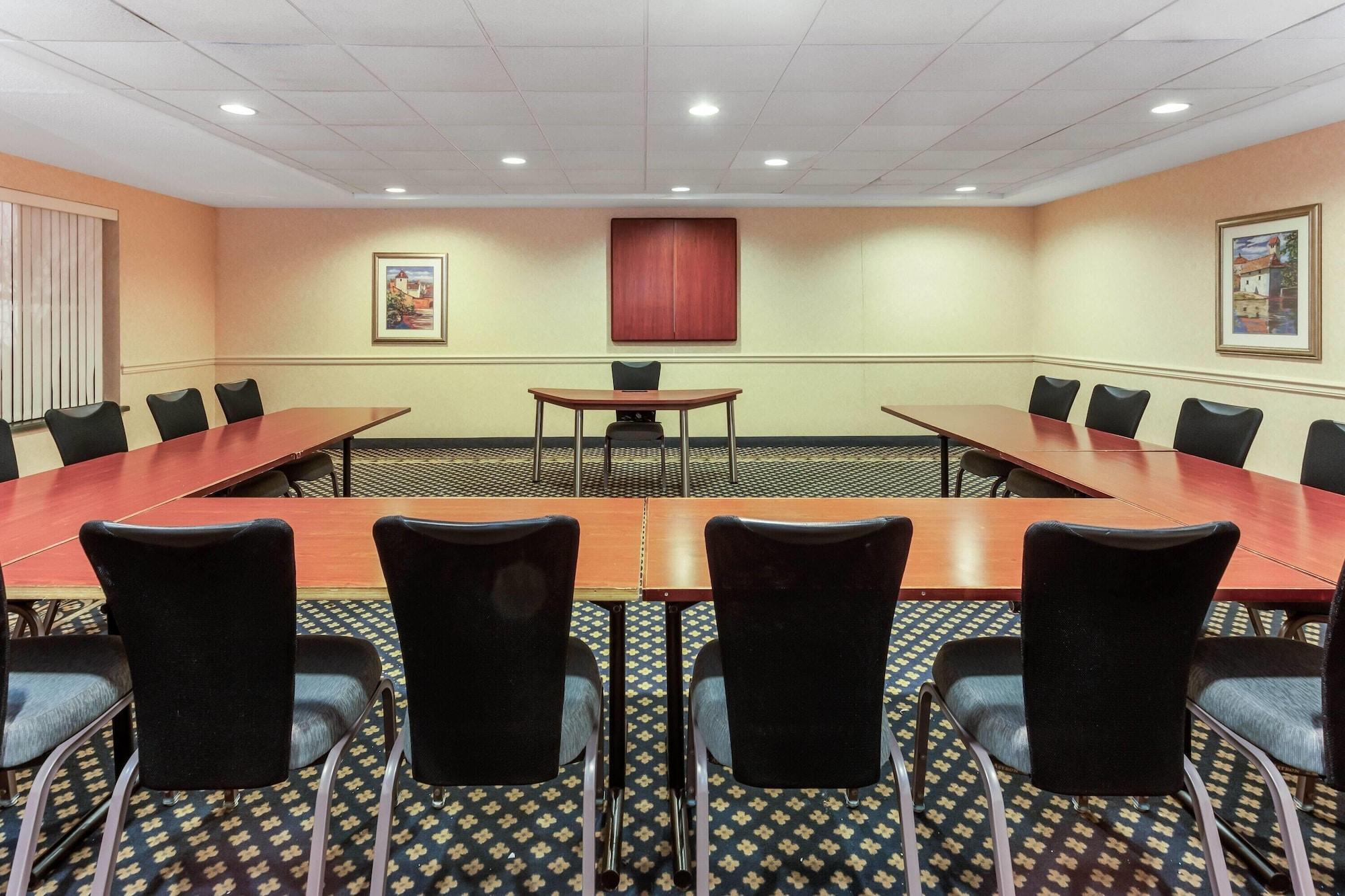 Sala de Reuniones La Quinta Inn & Suites by Wyndham Milwaukee SW New Berlin