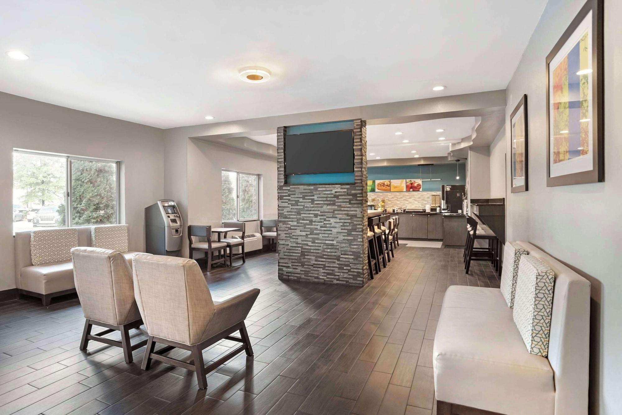 Vista Lobby Quality Inn & Suites Birmingham - Highway 280