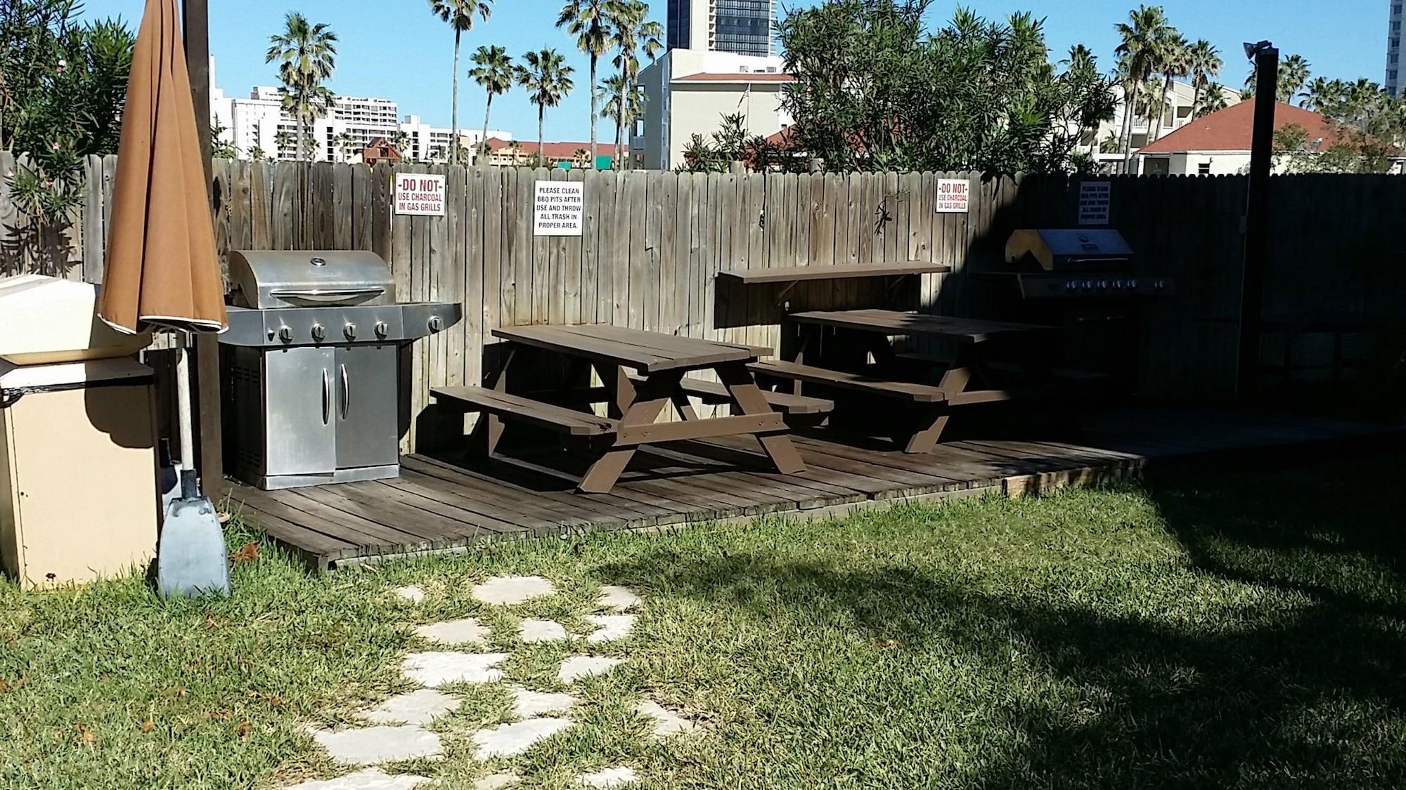 Instalaciones Recreativas La Isla Condominiums by Cheap Getaway