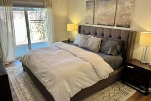 Alquiler Vacacional - NEW River house with hot tub, fire pit & covered porch with heaters