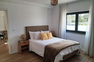 Alojamiento - Suíte c/ wc privado, sala e terraço na Casa das Vinhas em Sesimbra
