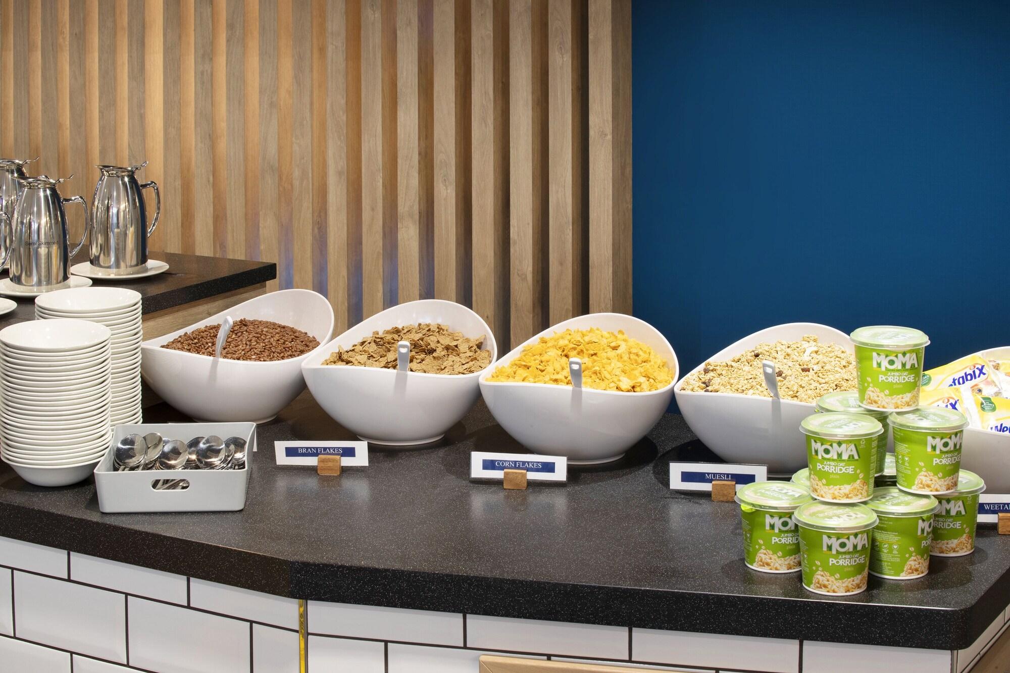 Restaurant Holiday Inn Express Cambridge West Cambourne by IHG