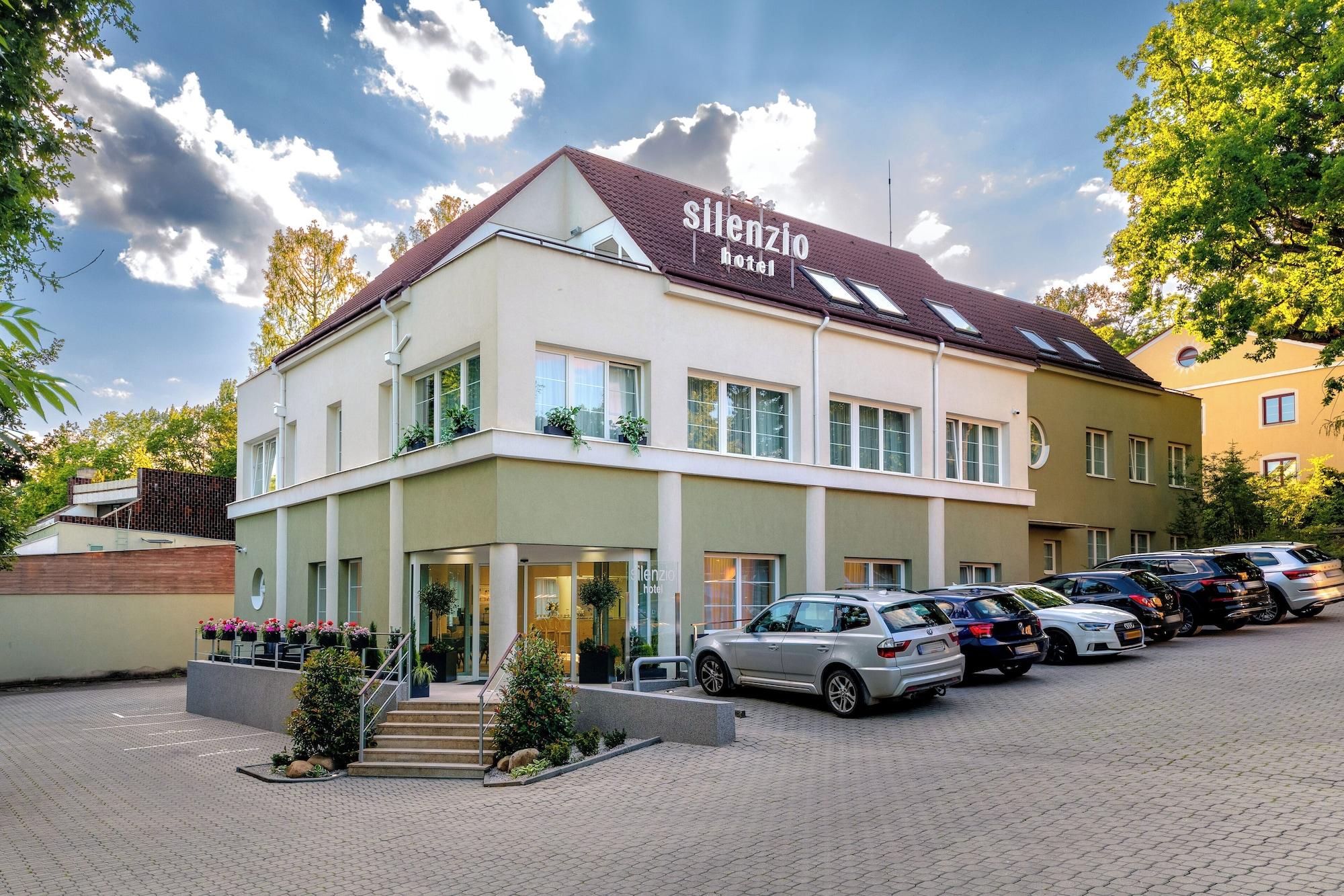 Varios Hotel Silenzio