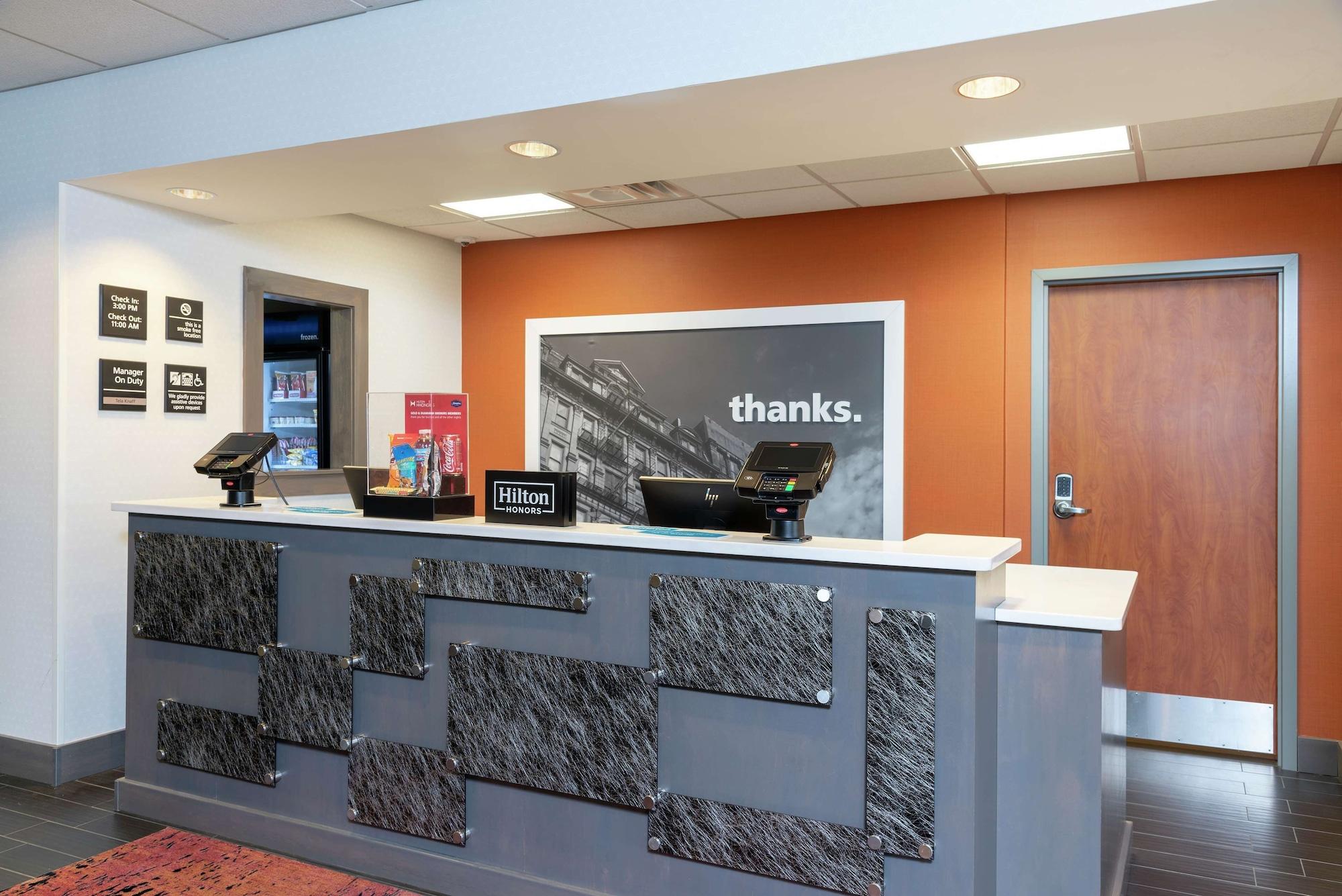 Vista Lobby Hampton Inn Akron-South