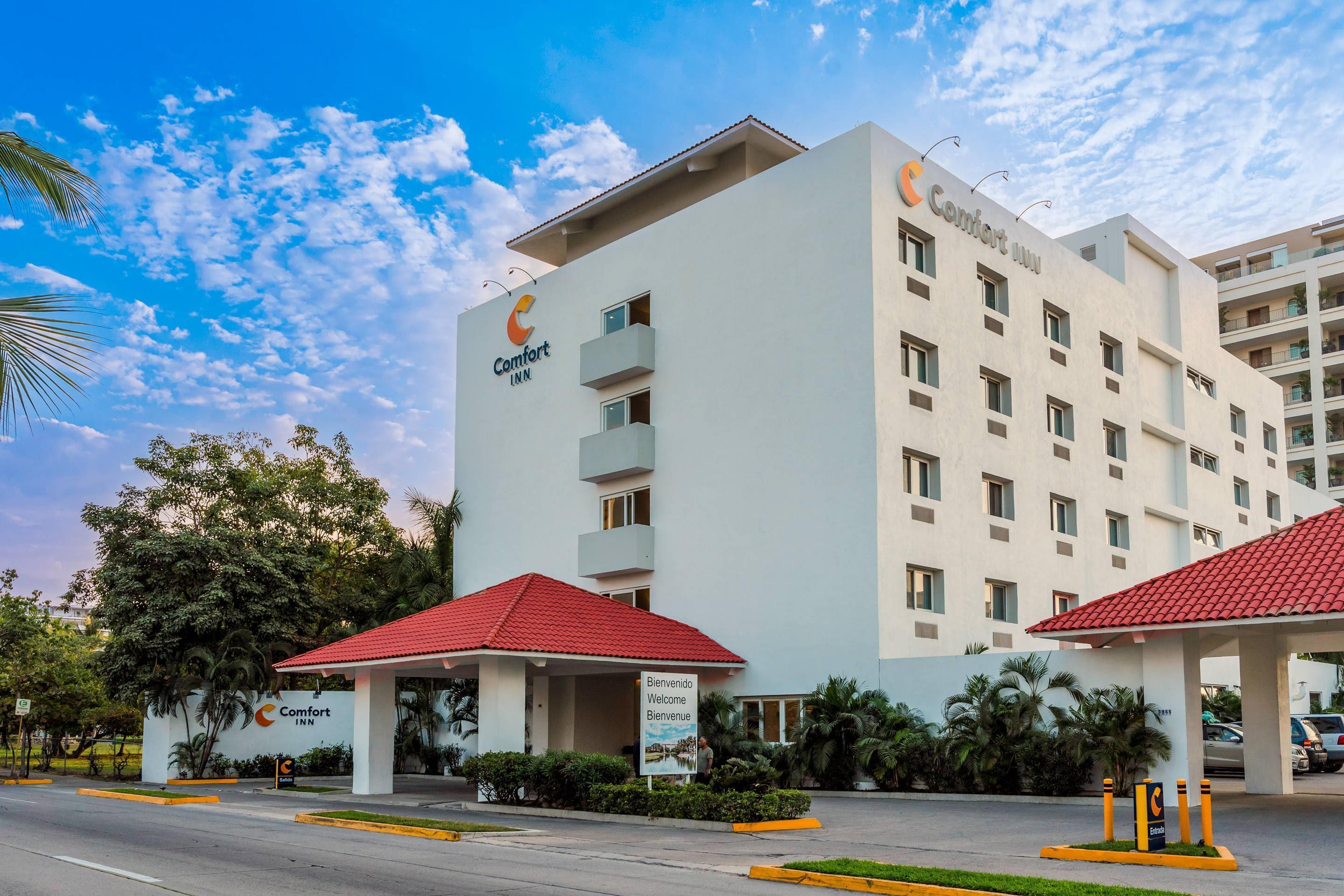 Vista Exterior Comfort Inn Puerto Vallarta Golfside & Marina